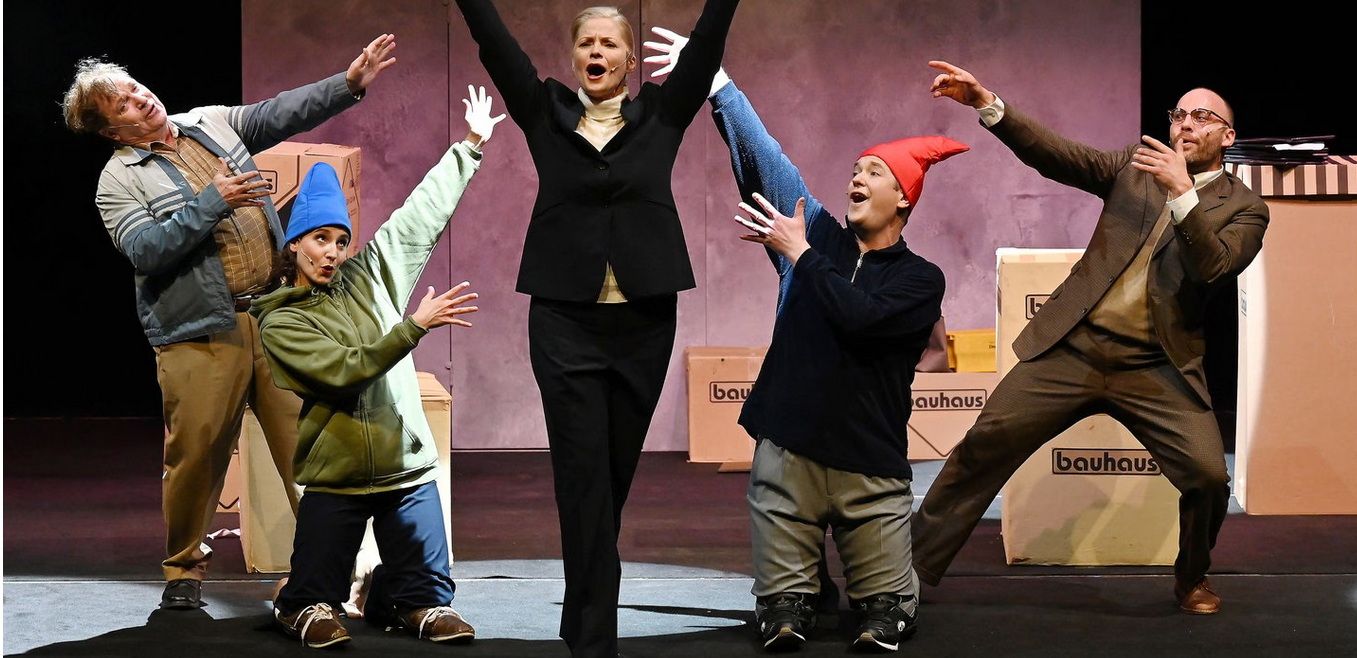 Zdroj: https://www.swr.de/kultur/buehne/putsch-theater-trier-eine-populistische-kabarettistin-als-kanzlerkandidatin-100.html